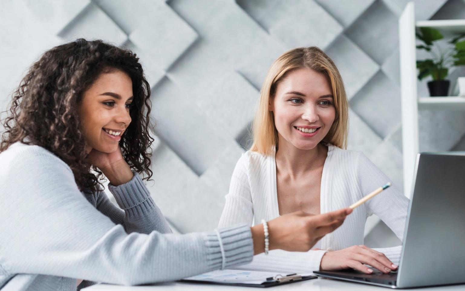 Группа студентов обсуждает финансовое планирование